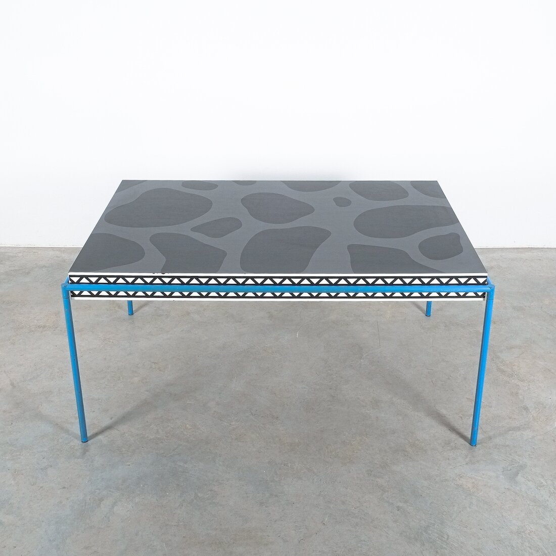 Michele De Lucchi Burgundy Table Memphis 11