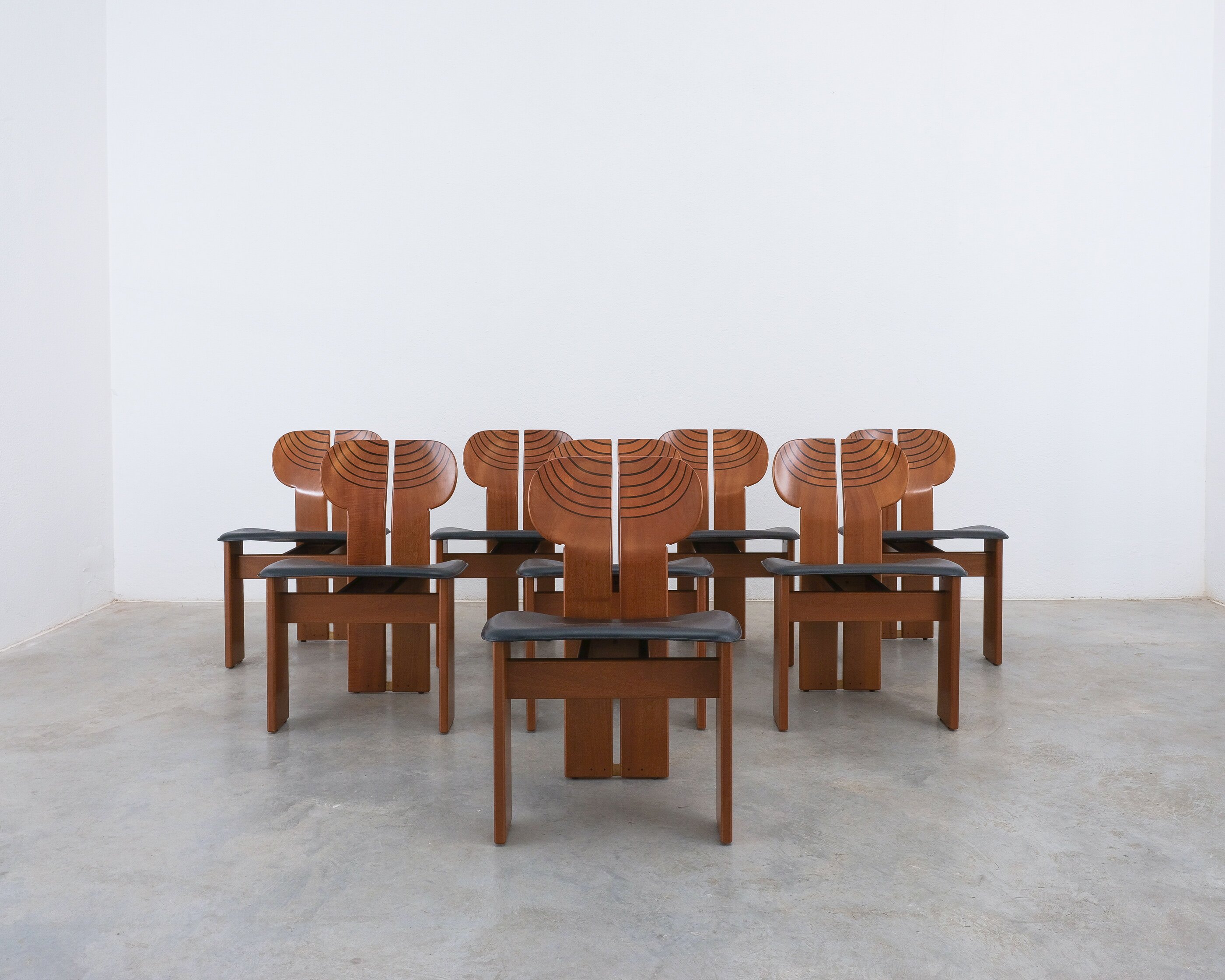 Derive-Vienna-Africa-chairs-