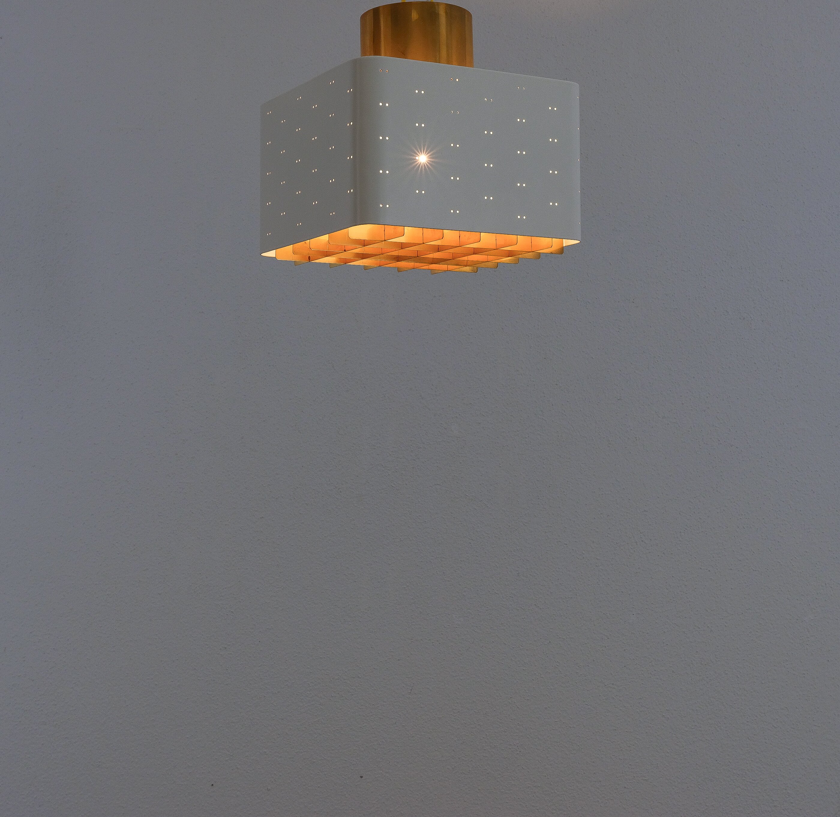 Paavo-Tynell-Starry-Sky-9068-White-&-Brass-Idman